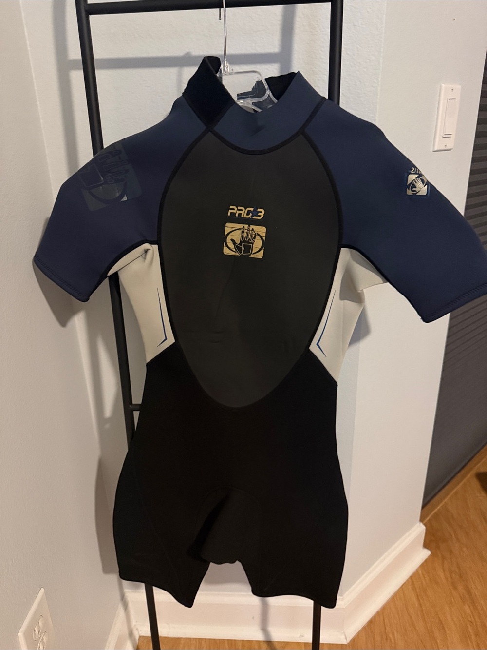 Body Glove Men’s Short Sleeve wet suit - Black, Navy, Cream